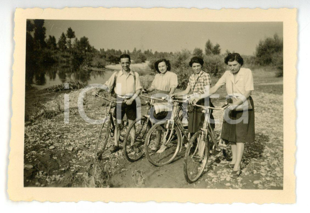 Fotografia d epoca originale 1946 PAULLO Famiglia in bicicletta in gita sul fiume ADDA Fotografia 9x6 cm 1