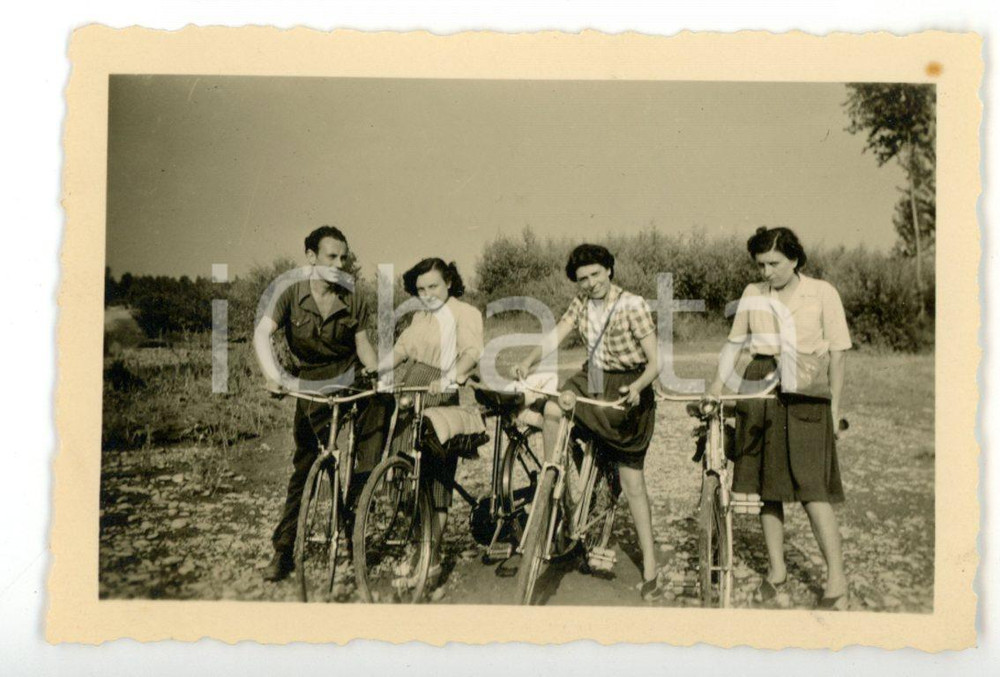 Fotografia d epoca originale 1946 PAULLO Famiglia in bicicletta in gita sul fiume ADDA  Fotografia 9x6 cm 1
