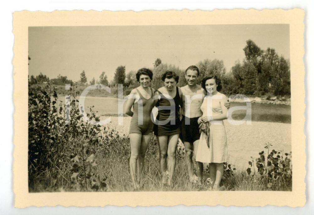 Fotografia d epoca originale 1946 PAULLO Fiume ADDA  Ritratto di famiglia in costume da bagno Foto 9x6 cm 1
