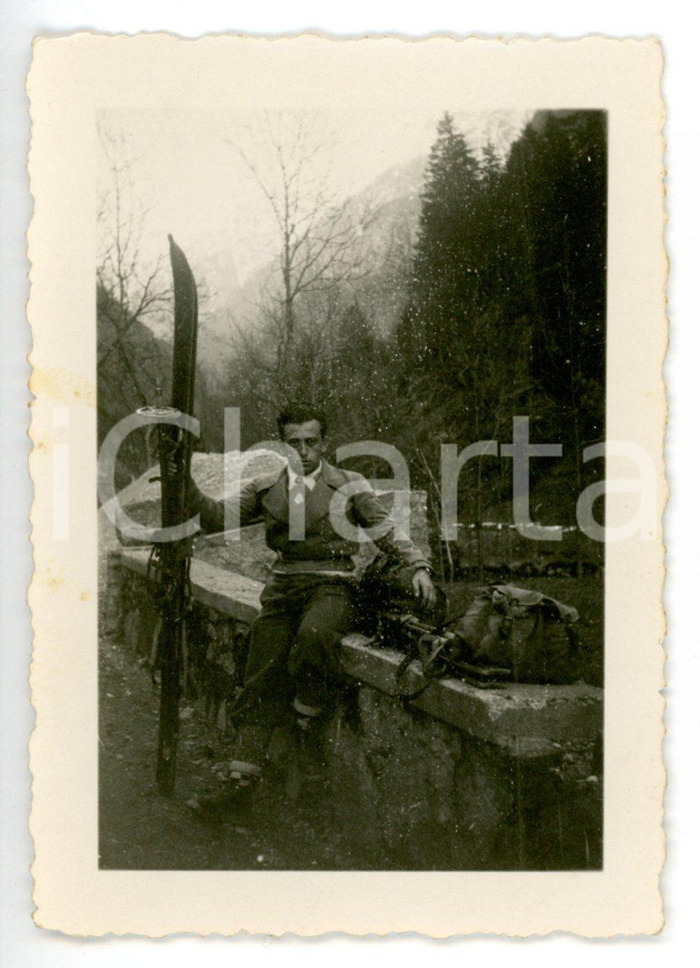 1936 FOPPOLO Turista in tenuta da sci sosta su un muretto *Fotografia 6x9 cm