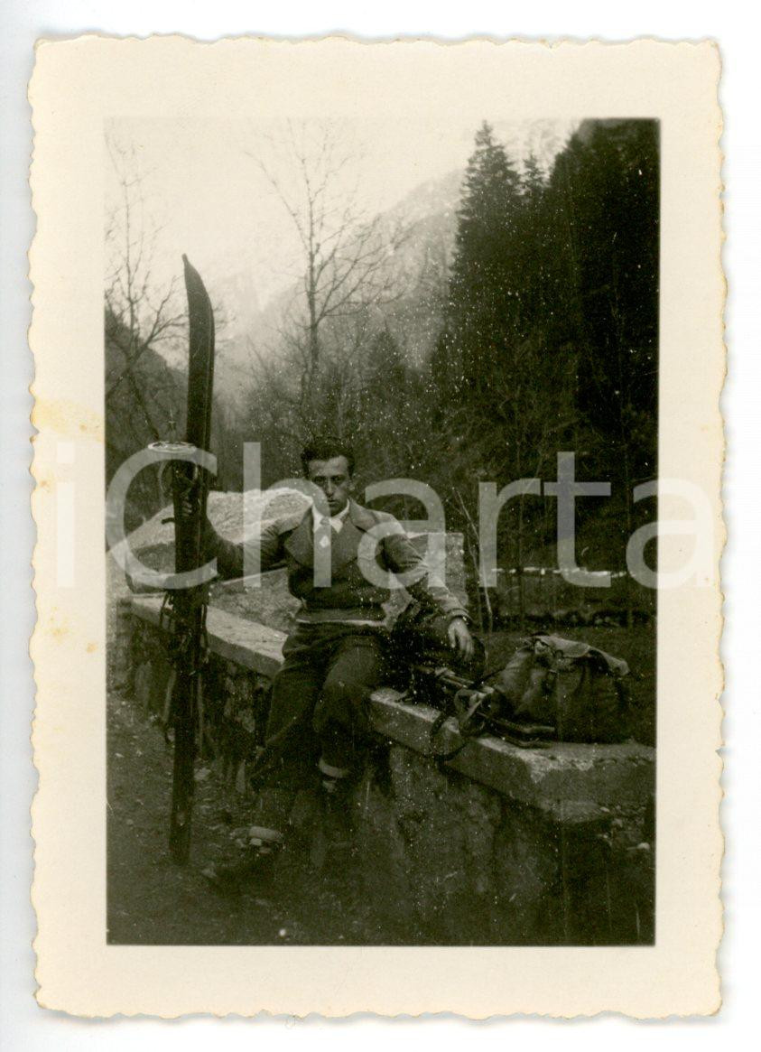 Fotografia d epoca originale 1936 FOPPOLO Turista in tenuta da sci sosta su un muretto Fotografia 6x9 cm 1