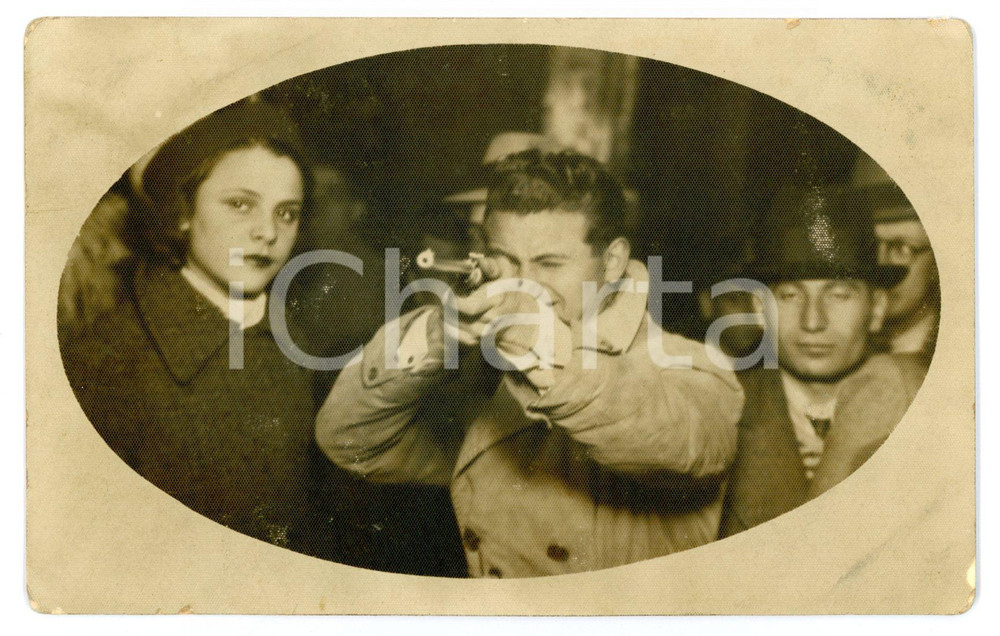 Fotografia d epoca originale 1938 GENOVA LUNA PARK Giovane prende la mira al tiro a segno Foto 14x9 cm 1