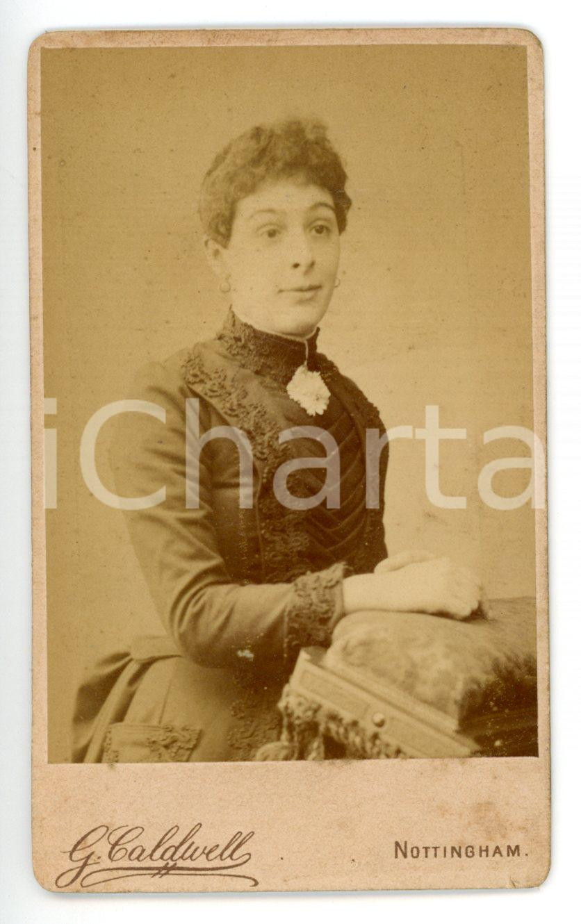 Fotografia d epoca originale 1890 ca NOTTINGHAM Ritratto di donna in abito scuro Foto G. CALDWELL  CDV 1