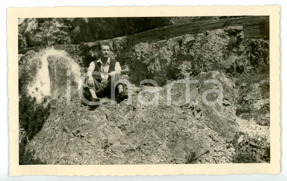 Fotografia d epoca originale 1951 BORMIO SO Ritratto maschile tra le rocce Fotocartolina VINTAGE  FP NV 1