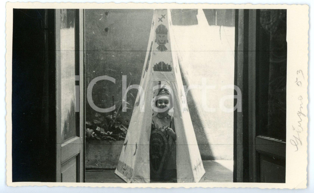 Fotografia d epoca originale 1953 ITALIA Ritratto di bambina vestita da indiana nella tenda Foto CURIOSA 1