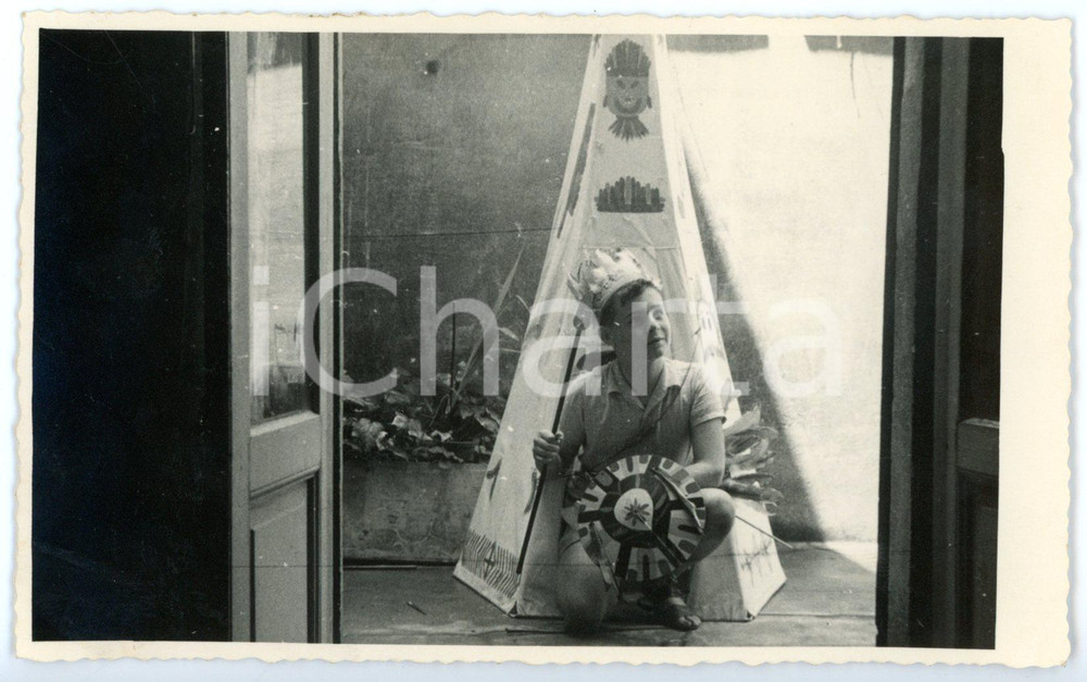 Fotografia d epoca originale 1953 ITALIA Ritratto di bambino vestito da indiano nella tenda Foto CURIOSA 1