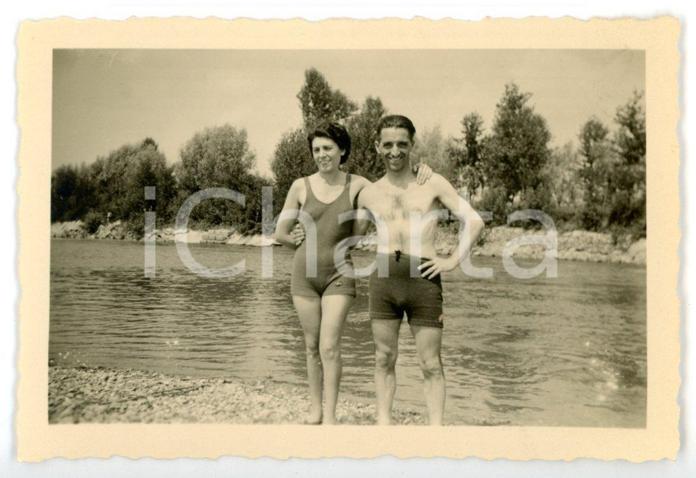 Fotografia d epoca originale 1946 PAULLO Fiume ADDA  Giovane coppia in costume da bagno Foto VINTAGE 9x6 cm 1