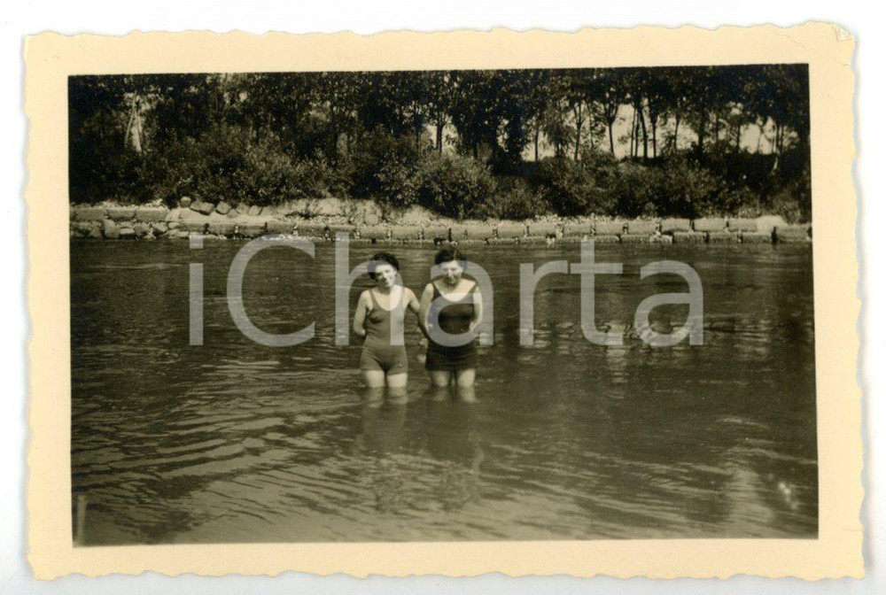 Fotografia d epoca originale 1946 PAULLO Fiume ADDA  Donne in costume da bagno Fotografia VINTAGE 9x6 cm 1