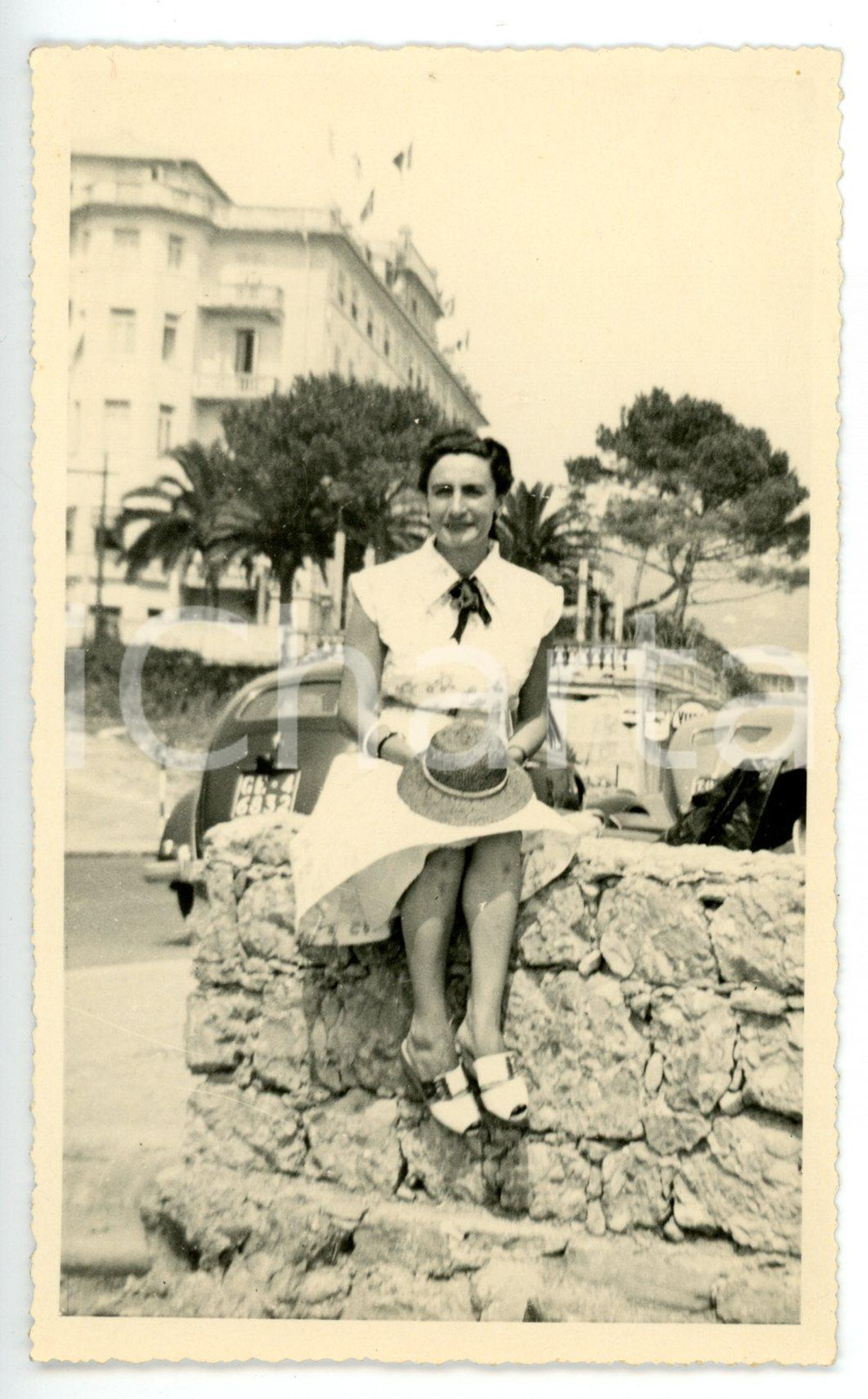 Fotografia d epoca originale 1953 SANTA MARGHERITA LIGURE Turista con cappello di paglia su un muretto Foto 1