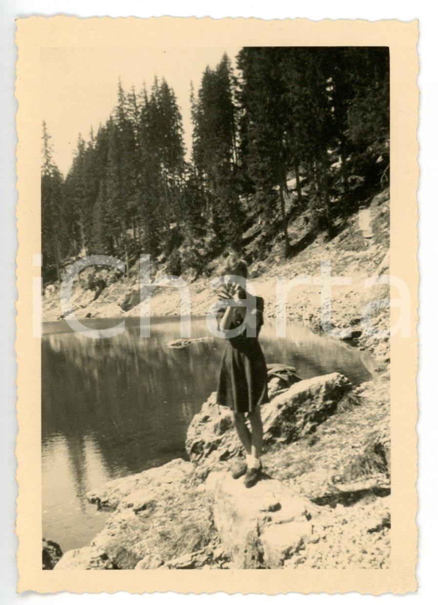 Fotografia d epoca originale 1948 NOVA LEVANTE Donna tra le rocce in riva al lago di CAREZZA Foto 7x10 cm 1