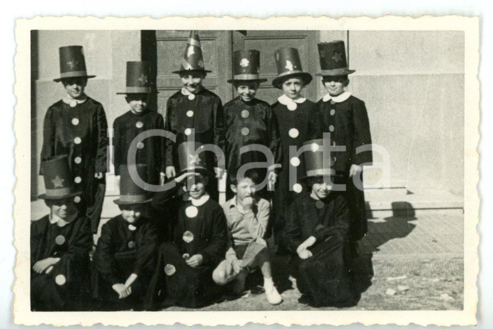 Fotografia d epoca originale 1955 ALBENGA Bambini in costume da mago per recita scolastica Foto 9x6 cm 1
