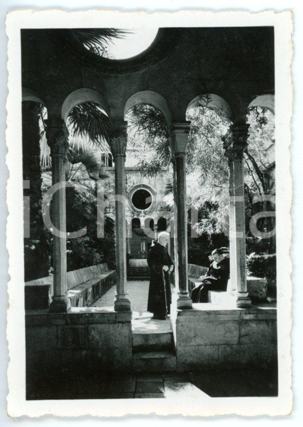 Fotografia d epoca originale 1942 DUBROVNIK Convento Francescani MALA BRACA  Frati conversano nel chiostro 1