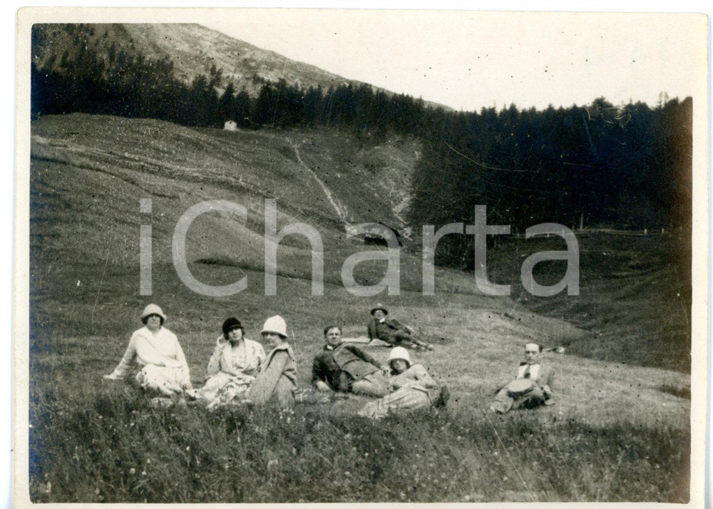 Fotografia d epoca originale 1924 BORMIO Passo dello Stelvio  Comitiva di escursionisti su un prato  Foto 1