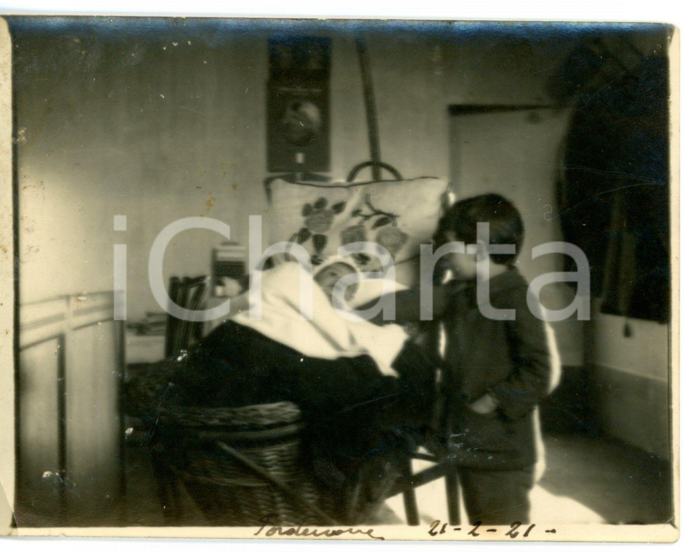 Fotografia d epoca originale 1921 PORDENONE Bambino accarezza fratello neonato nella culla Foto VINTAGE 12x9 1