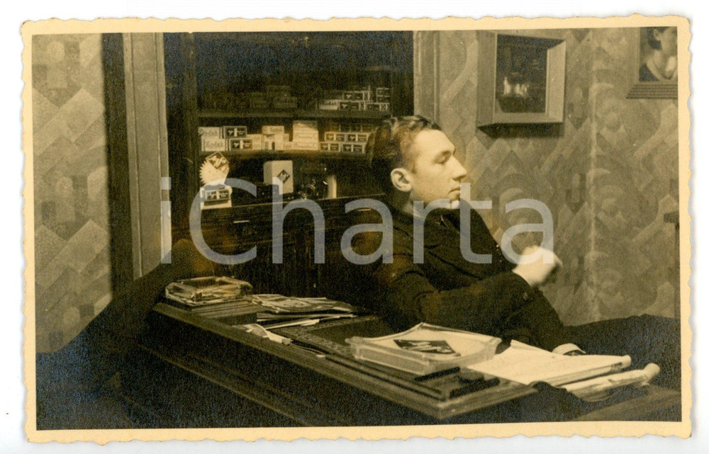 Fotografia d epoca originale 1930 ca ABBIATEGRASSO MI Fotografo nel suo studio con rullini AGFA Foto 13x8 1