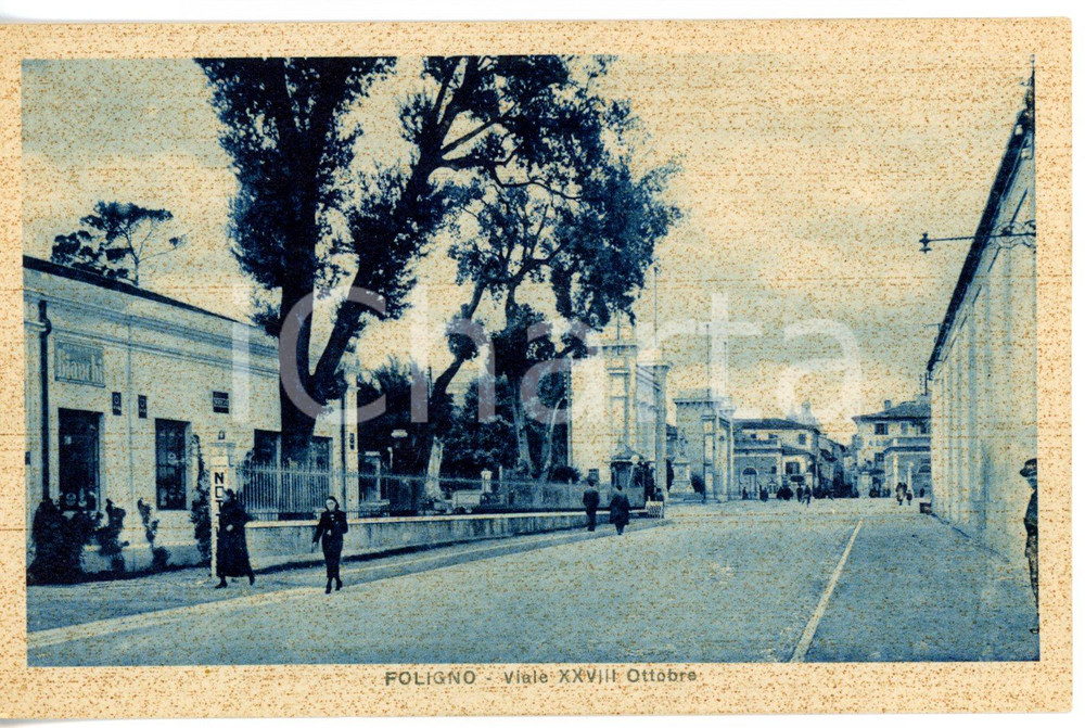 Cartolina originale da collezione 1940 ca FOLIGNO PG Passeggiata in viale XXVIII OTTOBRE Cartolina VINTAGE FP 1