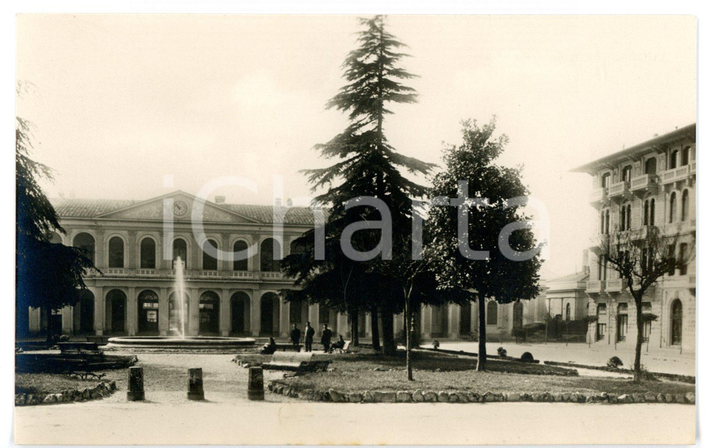 Cartolina originale da collezione 1950 ca LUCCA Piazzale RICASOLI  Scorcio della stazione Cartolina ANIMATA  FP 1