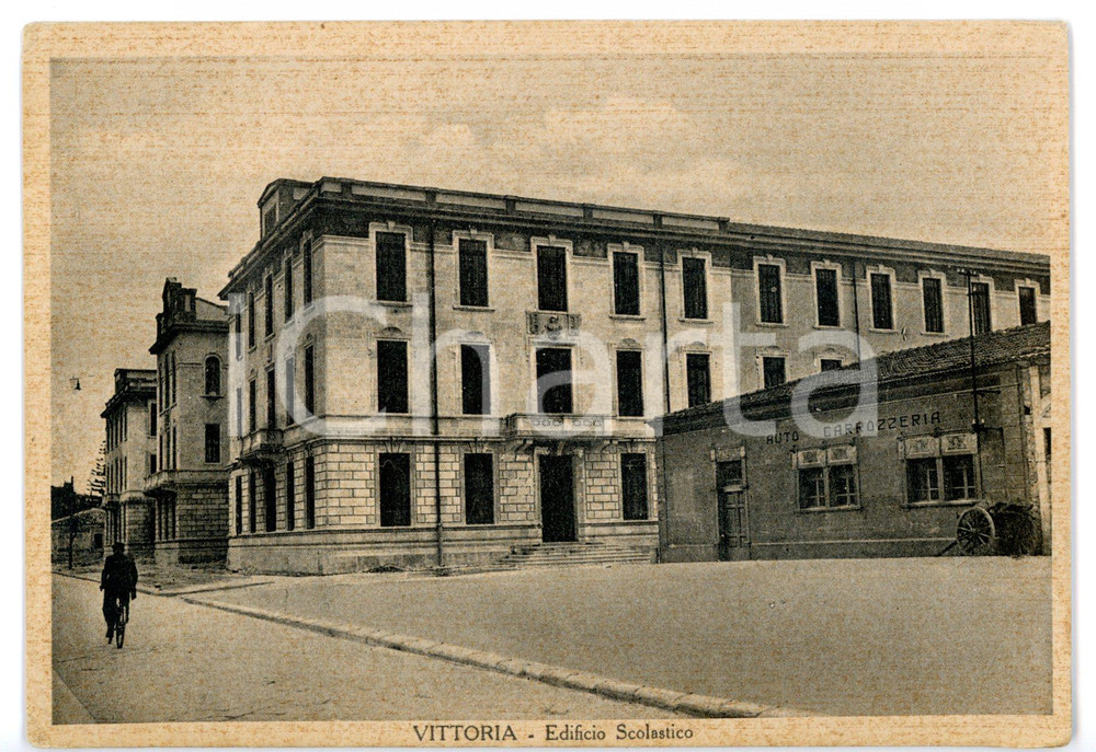 Cartolina originale da collezione 1940 ca VITTORIA RG Edificio scolastico Cartolina ANIMATA con bicicletta FG 1