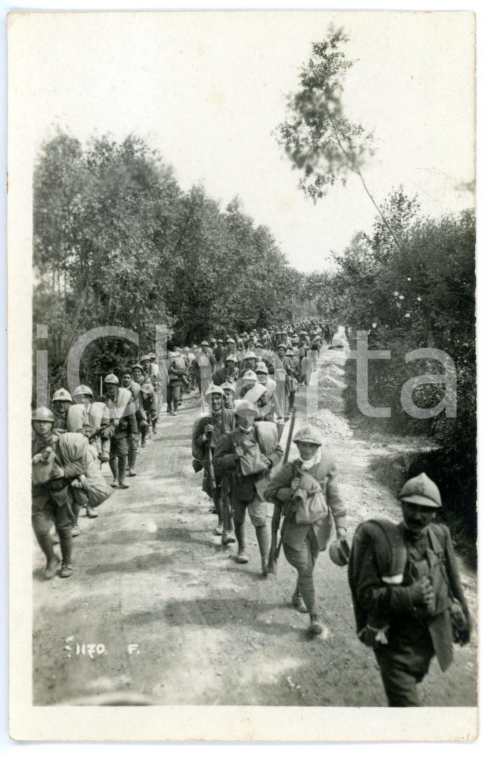 Cartolina originale da collezione 1920 ca ITALIA REGIO ESERCITO Colonne di fanteria in marcia Fotocartolina FP NV 1