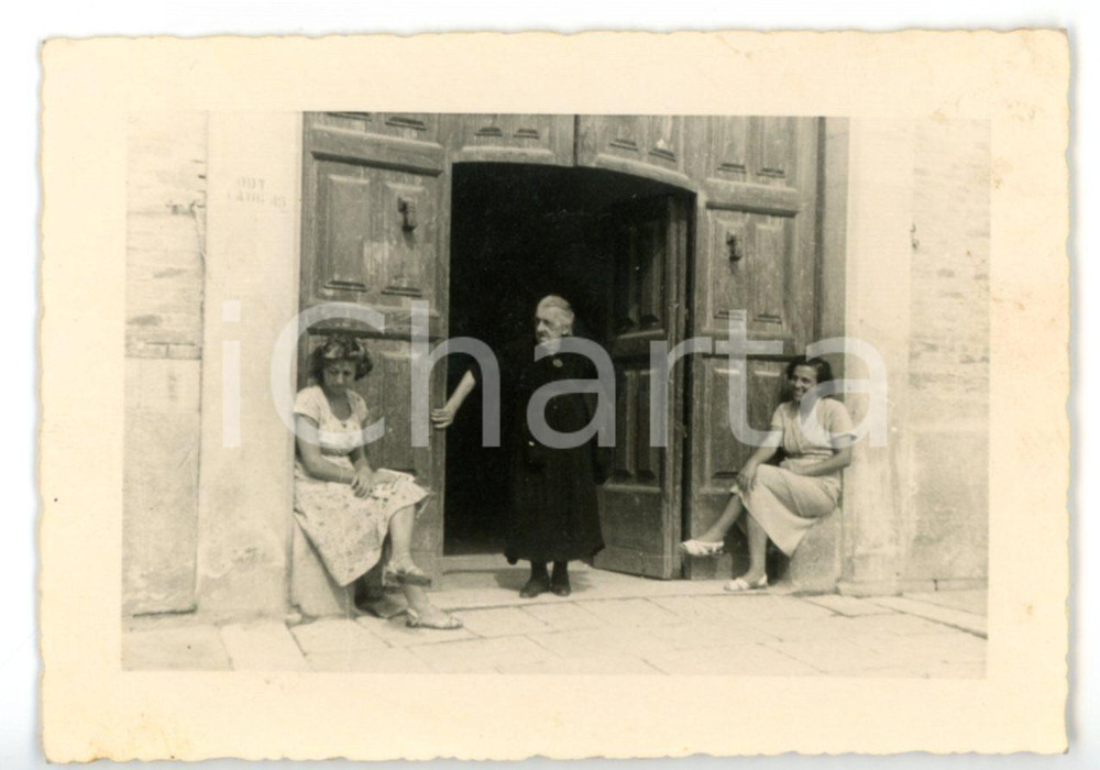 Fotografia d epoca originale 1950 ca COSTUME  ITALIA ? Donne all uscita dalla chiesa Fotocartolina FP NV 1