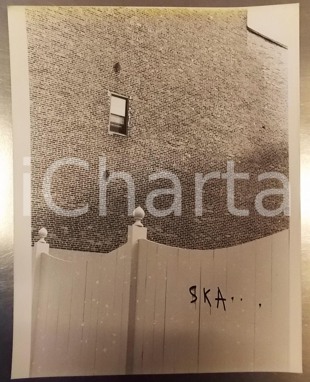 Fotografia d epoca originale 1980 ca ITALIA ? Paesaggio urbano con graffito SKA  Foto ARTISTICA 24x30 ca 1