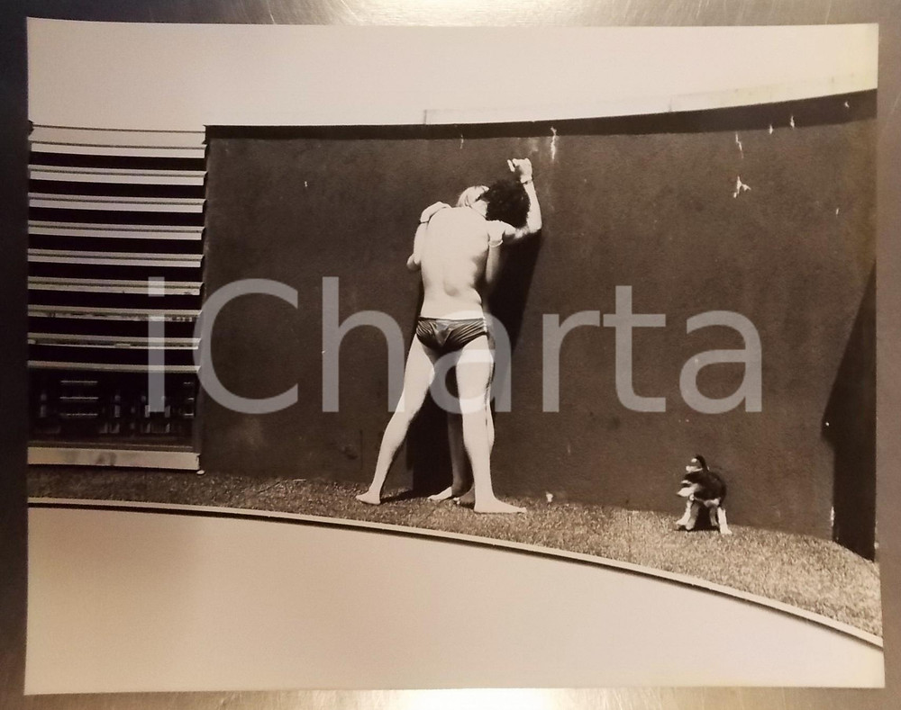 Fotografia d epoca originale 1980 ca ARTISTIC PHOTO Love on a building roof with dog  30x24 cm 1