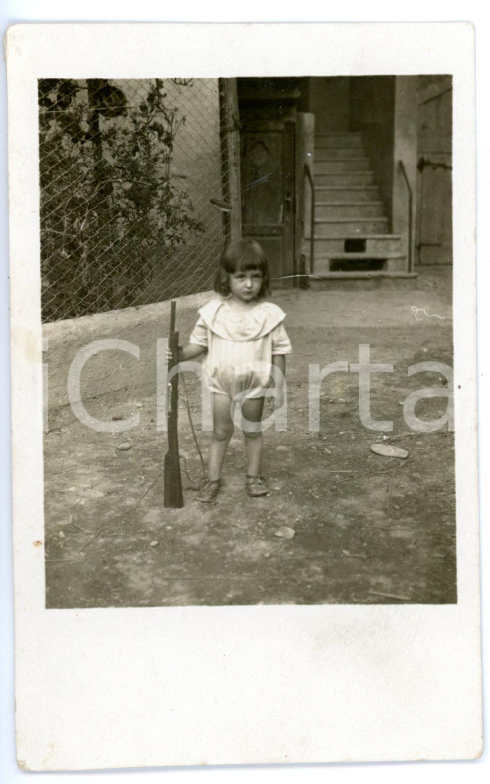Fotografia d epoca originale 1923 ITALIA Bambino in cortile con fucile giocattolo  Foto cartolina FP NV 1