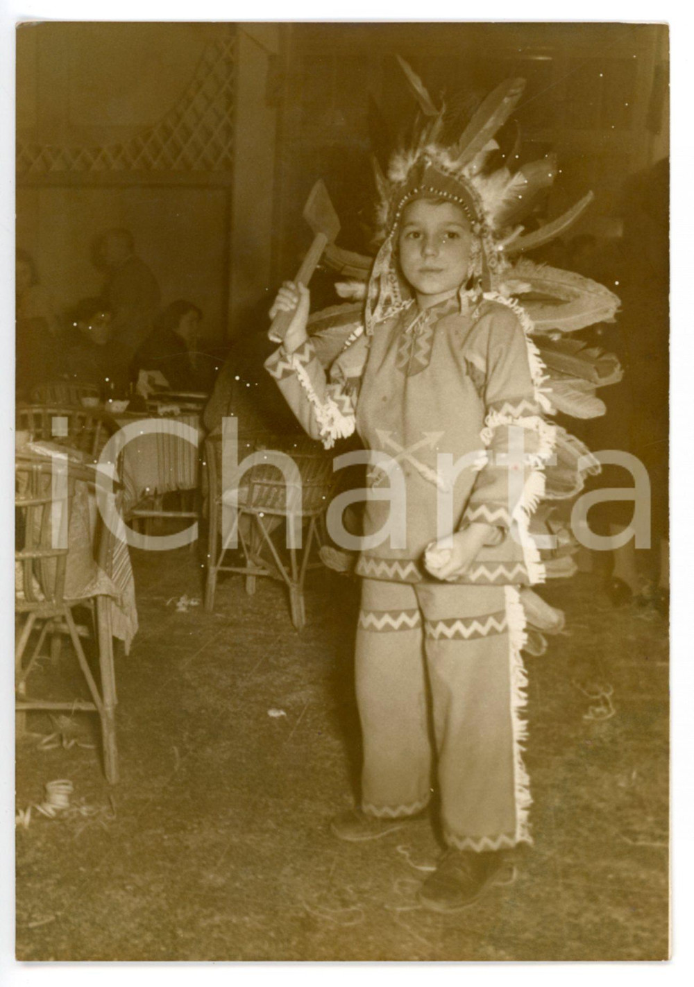 Fotografia d epoca originale 1954 ALASSIO SV Bambino vestito da indiano con ascia Fotografia 10x15 cm 1