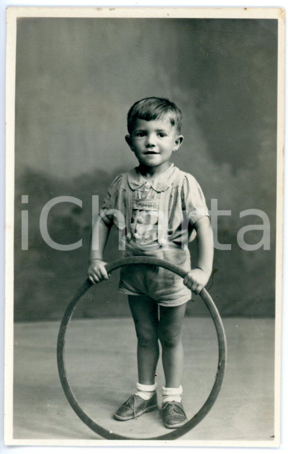 Fotografia d epoca originale 1930 ca ASTI Ritratto di bambino con il cerchio  Foto Giulio BENZI 9x14 cm 1