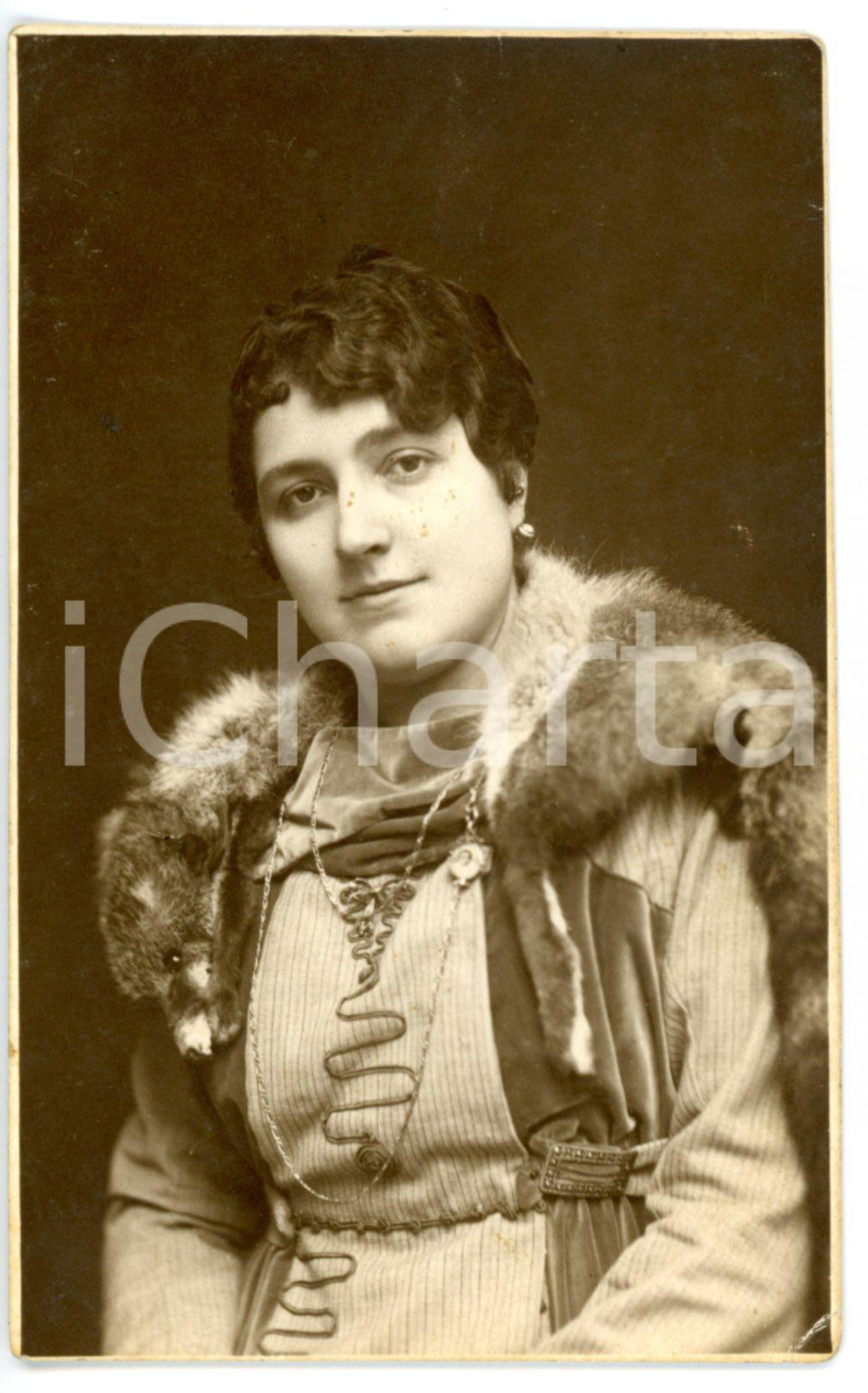 Fotografia d epoca originale 1920 ca MILANO Ritratto di donna con pelliccia di volpe Fotocartolina E. POZZI 1