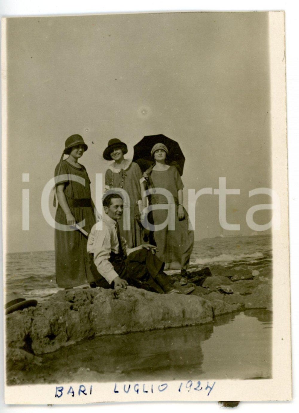 Cartolina originale da collezione 1924 BARI Ritratto di famiglia al mare Cartolina VINTAGE  FP NV 1