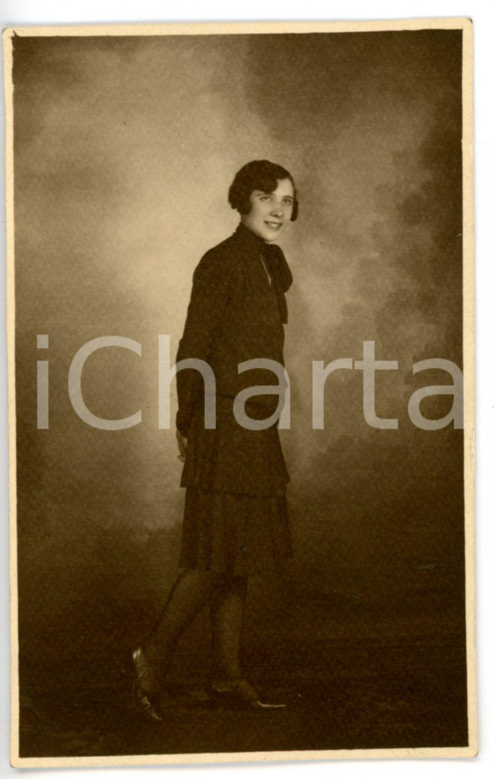Fotografia d epoca originale 1928 MILANO Ritratto di giovane donna in abito scuro Fotocartolina FRANCHI  FP 1