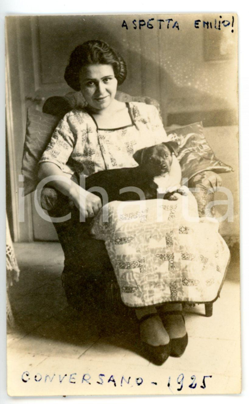 Cartolina originale da collezione 1925 CONVERSANO BA Ritratto di donna con il suo cane Fotografia 7x10 cm 1