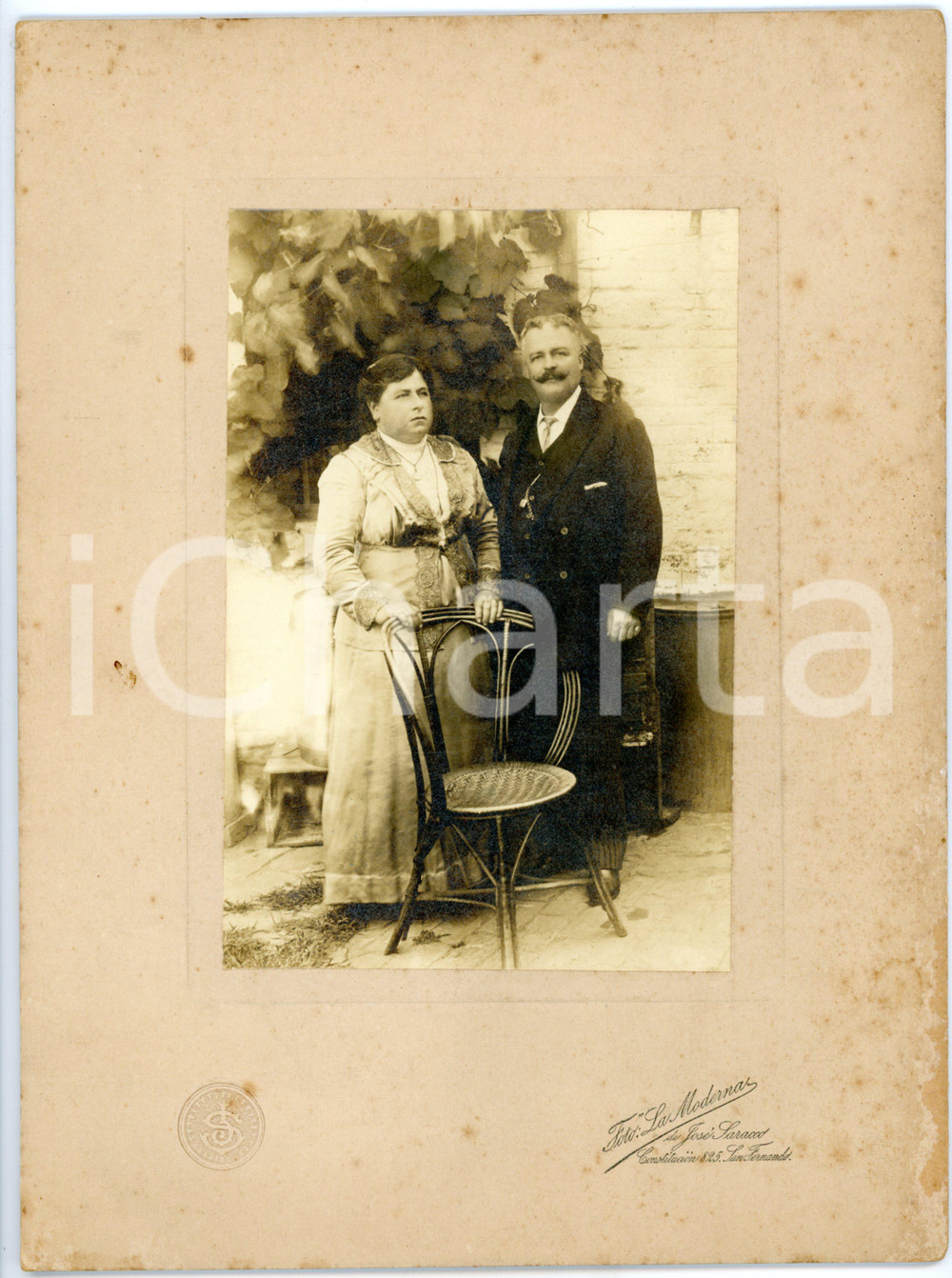 Fotografia d epoca originale 1920 ca SAN FERNANDO ES Ritratto di due coniugi in cortile Foto SARACCO 20x28 1