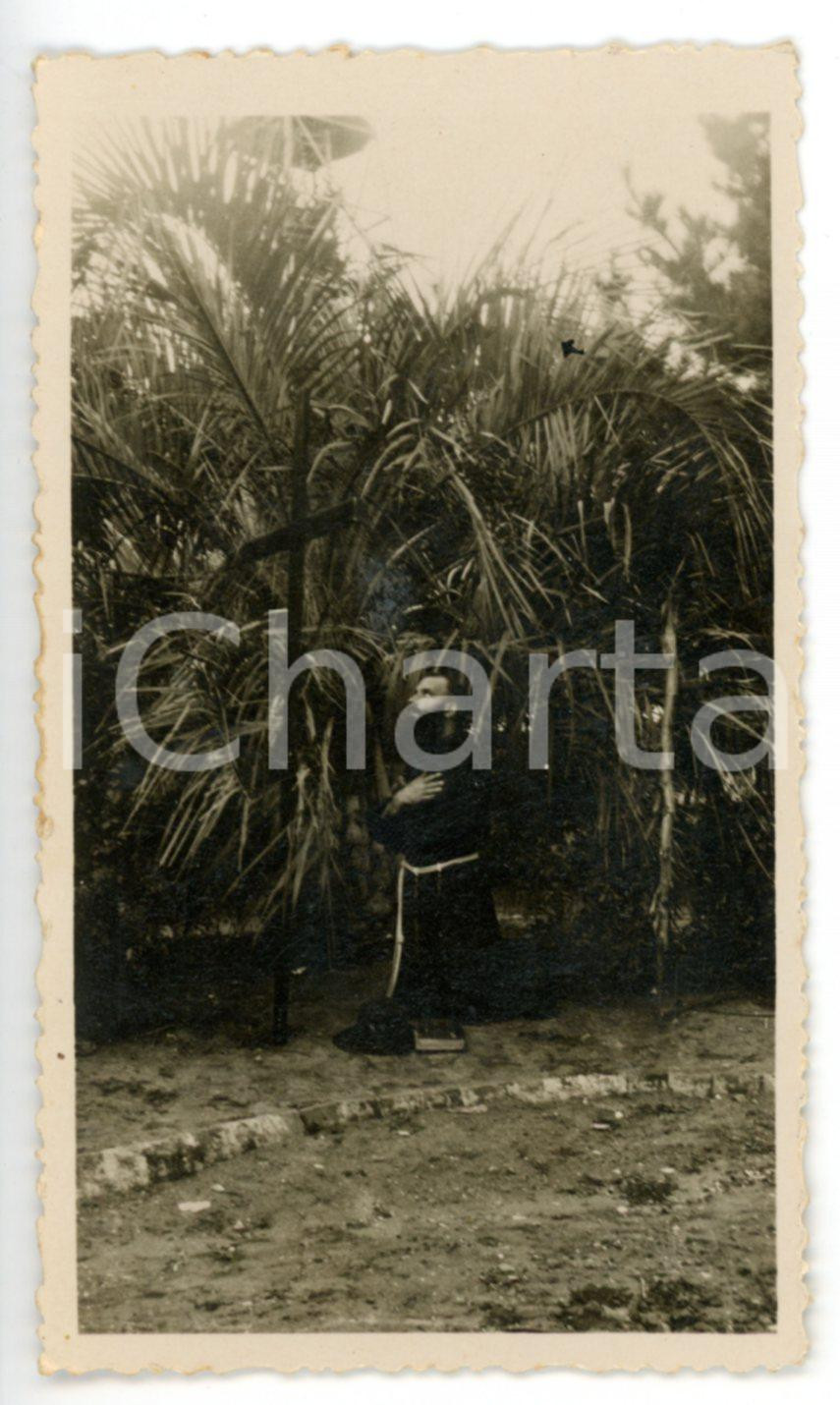 Fotografia d epoca originale 1935 ca AOI Frate cappuccino in preghiera  Fotografia VINTAGE 6x11 cm 1