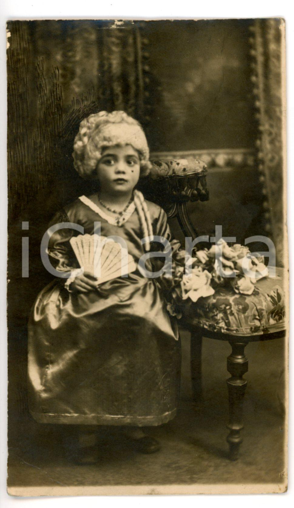 Fotografia d epoca originale 1930 ca MILANO Bambina in costume d epoca con ventaglio  Fotocartolina FP NV 1