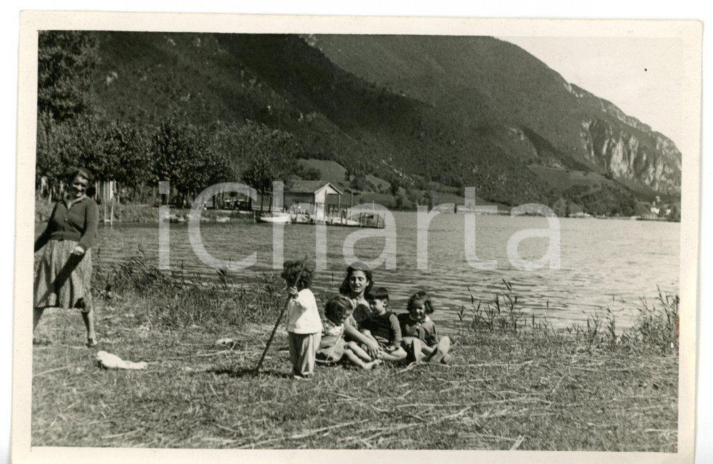 Fotografia d epoca originale 1941 PIEVE DI LEDRO TN Famiglia con bambini in gita al lago  Foto 17x12 cm 1