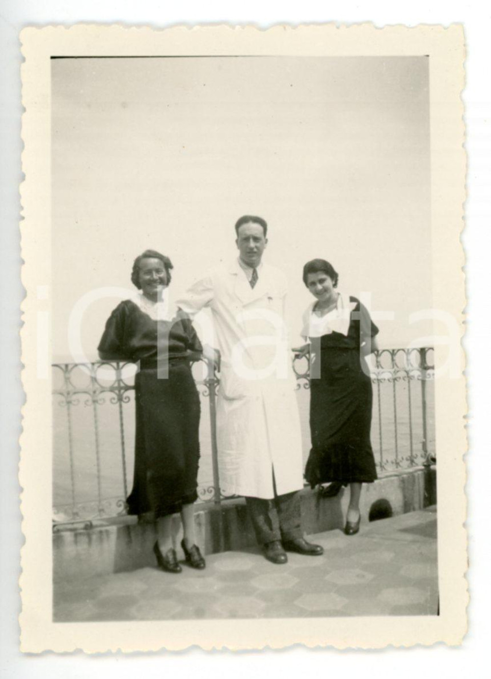 Fotografia d epoca originale 1936 SANREMO  BUSSANA Villa Spinola  Medico in terrazza Foto 6x8 cm 1