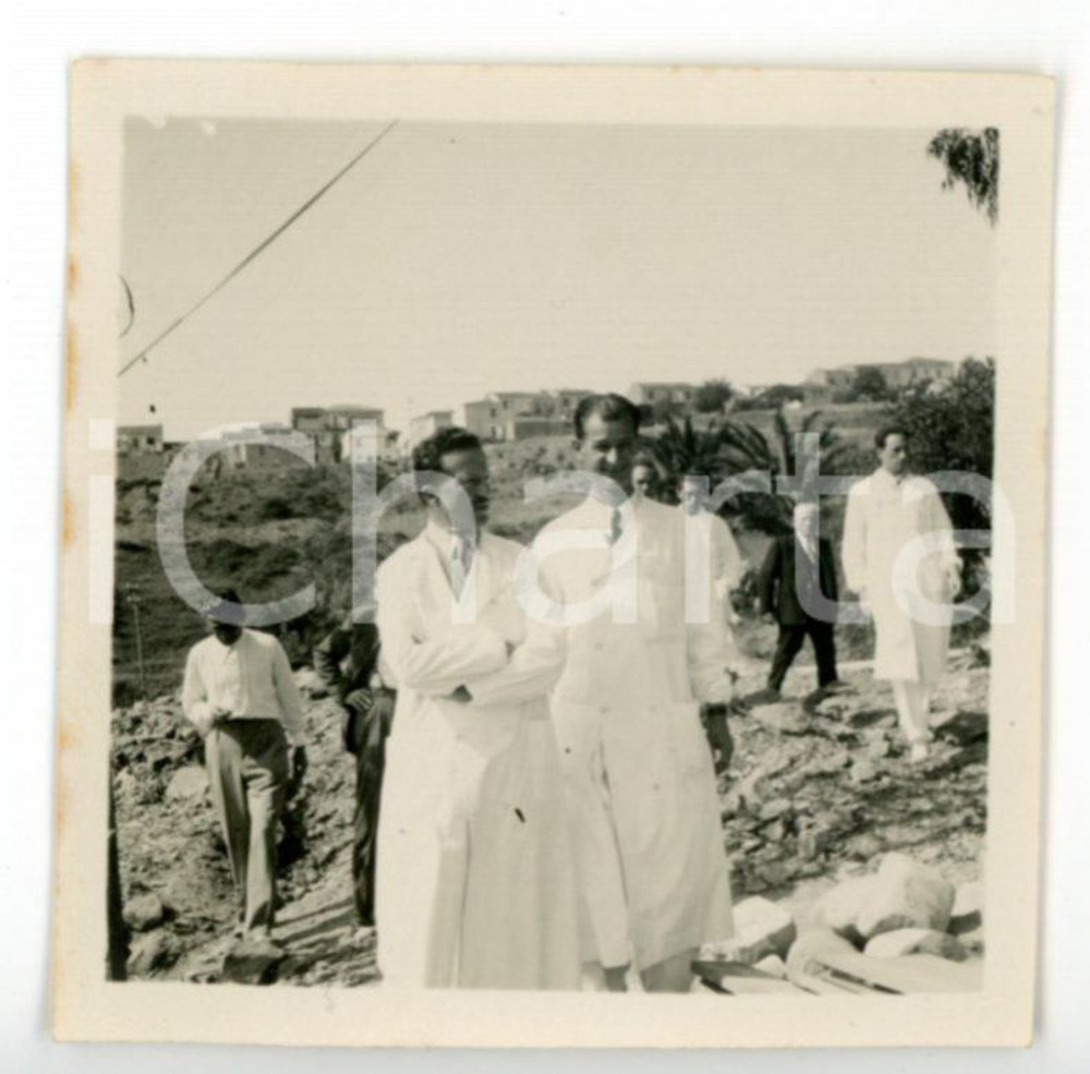 Fotografia d epoca originale 1936 SANREMO BUSSANA Villa Spinola  Coppia di medici in cortile Foto 6x6 cm 1