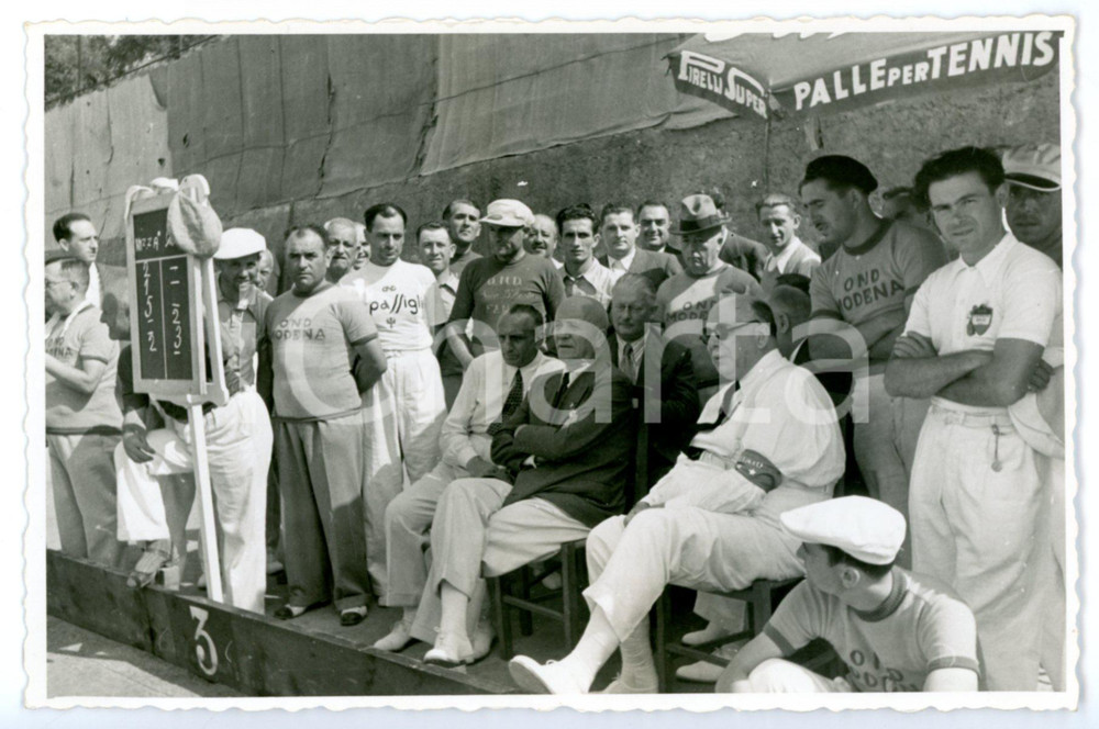 Fotografia d epoca originale 1937 OPERA NAZIONALE DOPOLAVORO MODENA Operai assistono a torneo di tennis Foto 1