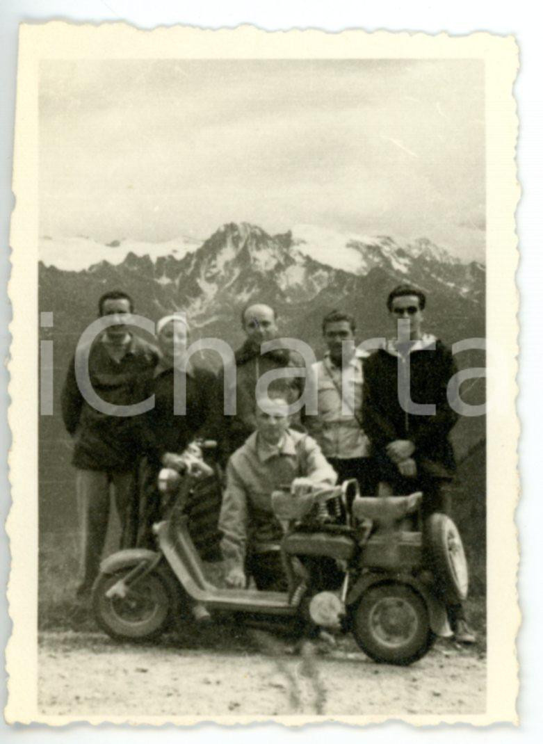 Fotografia d epoca originale 1954 PASSO DI GAVIA Escursionisti con motocicletta Fotografia 6x8 cm 1