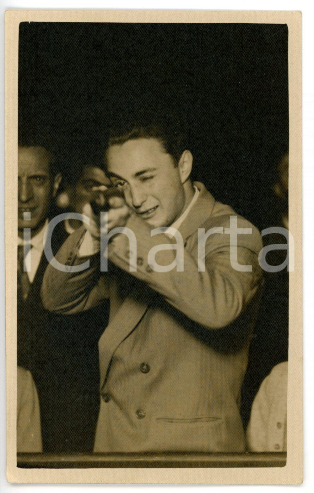 Fotografia d epoca originale 1949 SIENA LUNA PARK Giovane prende la mira al tiro a segno Fotocartolina FP NV 1