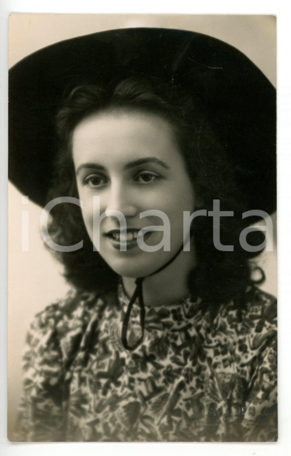 Fotografia d epoca originale 1950 ca ITALIA Ritratto di ragazza con cappello da cowboy Fotocartolina FP NV 1