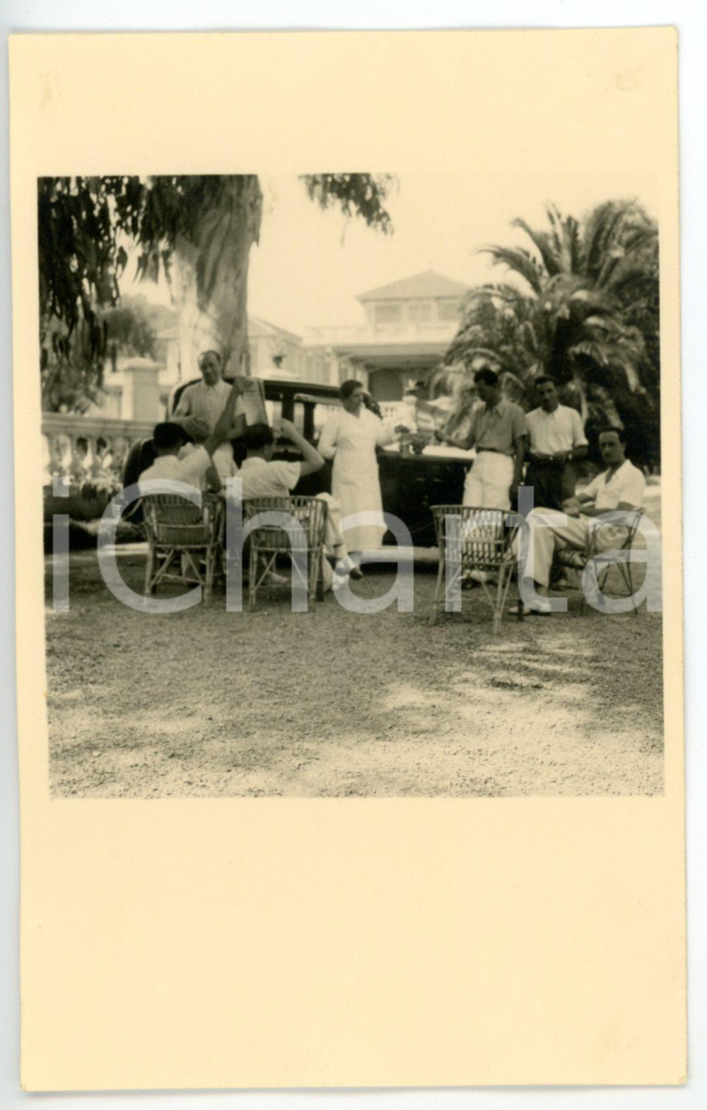 Fotografia d epoca originale 1936 SANREMO BUSSANA Villa Spinola  Medici in cortile durante una pausa Foto 1