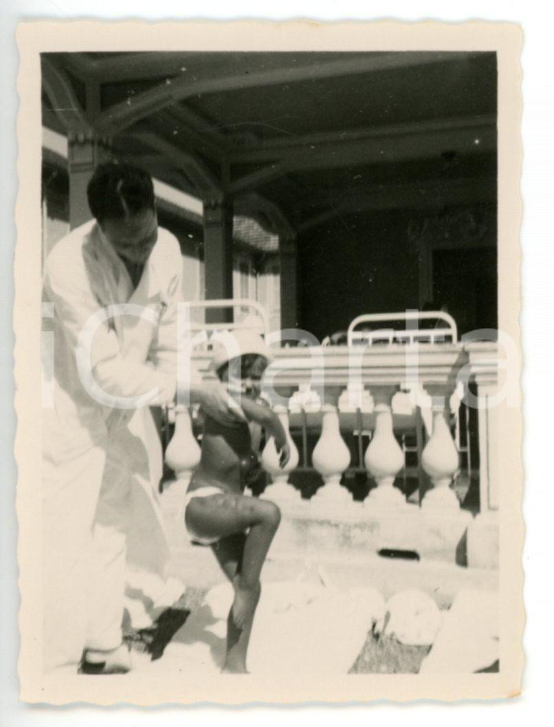 Fotografia d epoca originale 1936 SANREMO  BUSSANA Villa Spinola  Bambino riceve cure elioterapiche Foto 1
