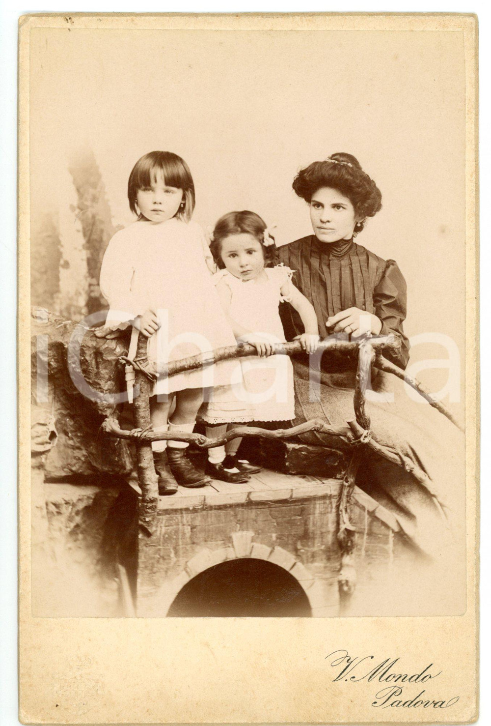 Fotografia d epoca originale 1900 ca PADOVA Giovane donna con le figlie su un ponticello Foto V. MONDO 1