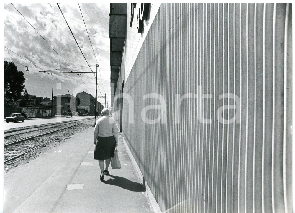 Fotografia d epoca originale 1980 ca MILANO AFFORI Via Pellegrino ROSSI  Anziana in cammino Foto ARTISTICA 1