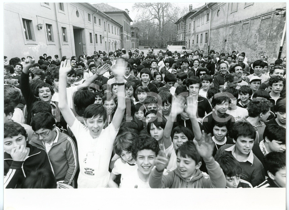 Fotografia d epoca originale 1980 ca MILANO AFFORI Scuola elementare durante corsa campestre Foto ARTISTICA 1