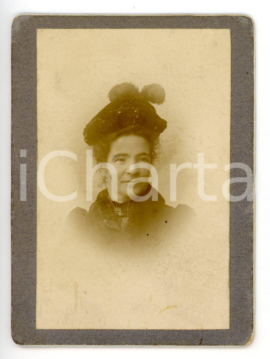 Fotografia d epoca originale 1900 ca ITALIA Ritratto di donna con cappello piumato  Fotografia CDV 1