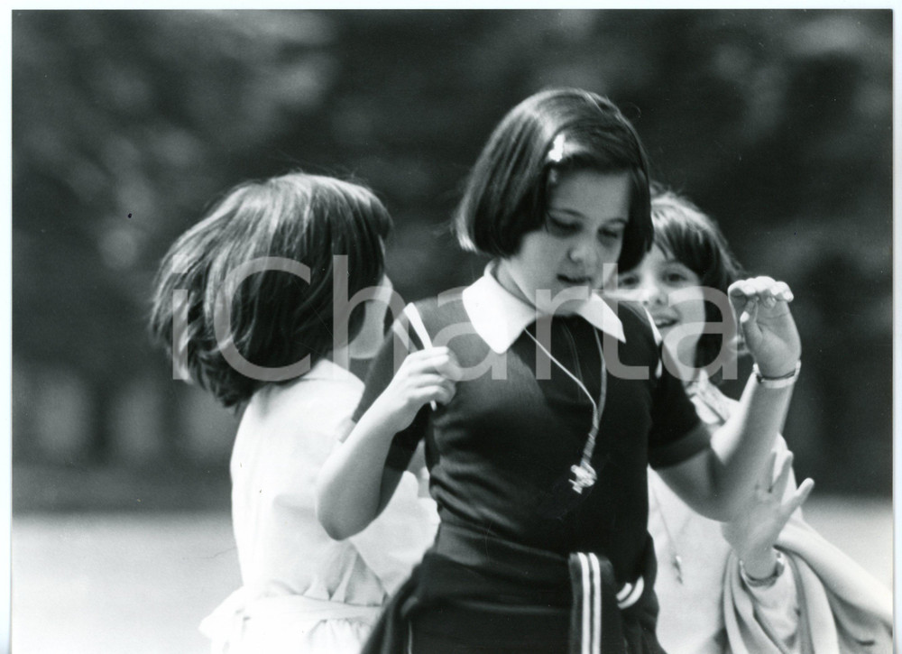 Fotografia d epoca originale 1980 ca MILANO AFFORI Bambine giocano al parco Foto ARTISTICA 24x18 cm 1
